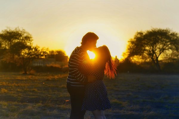Cum sa faci sa te sarute ea prima - sfatulparintilor.ro - pixabay_com - kissing-couple-1148914