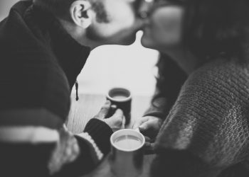 nu esti sarutat la prima intalnire - sfatulparintilor.ro - pixabay_com - couple-1031639_1920