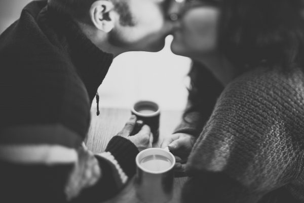 nu esti sarutat la prima intalnire - sfatulparintilor.ro - pixabay_com - couple-1031639_1920