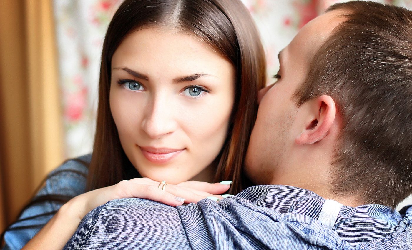 50 cele mai frecvente semne de flirt ale limbajului corpului pe care bărbații le dau