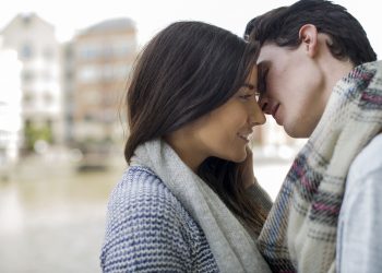 Cum transformi o prietenie intr-o relatie romantica - sfatulparintilor.ro - pixabay_com - kissing-2353862_1920