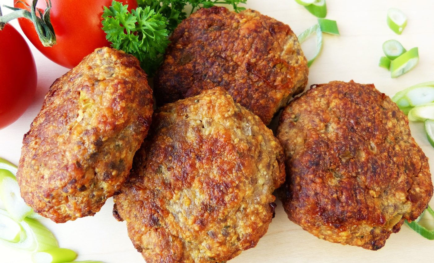 Chiftelute cu carne de porc - sfatulparintilor.ro - pixabay_com - meatballs-2023247_1920