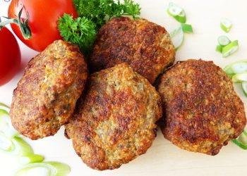 Chiftelute cu carne de porc - sfatulparintilor.ro - pixabay_com - meatballs-2023247_1920