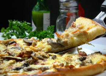Pizza de casa cu blat pufos - sfatulparintilor.ro - pixabay_com - pizza-329523_1920