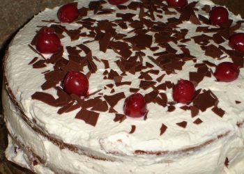 tort de ciocolata cu visine - sfatulparintilor.ro - pixabay_com - black-forest-cake-4094_1920