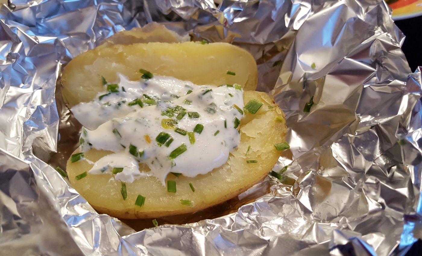 cartofi noi cu sos de usturoi - sfatulparintilor.ro - pixabay_com - baked-potatoes-1142155_1920