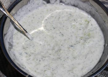 Salata de castraveti cu usturoi si iaurt