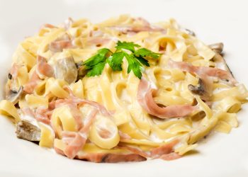 Spaghete cu carne si sos alb - sfatulparintilor.ro - pixabay_com - tagliatele-2814183_1920