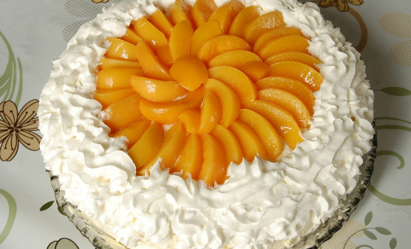 tort cu iaurt si piersici - sfatulparintilor.ro - pixabay_com - cake-221904_1920