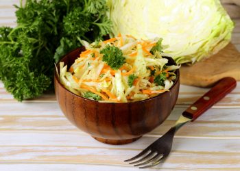 Salata de varza cu morcovi - sfatulparintilor.ro - Depositphotos_40174303_L