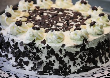 tort cu doua creme de ciocolata - sfatulparintilor.ro - pixabay_com - cake-4516387_1920