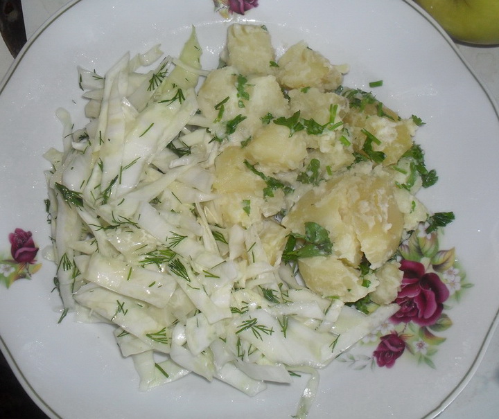 Cartofi natur cu salata de varza