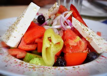Salata cu branza feta si masline - sfatulparintilor.ro - pixabay_com- salad-2173214_1920