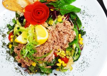 Salata verde cu ton si bulz cu carnaciori afumati