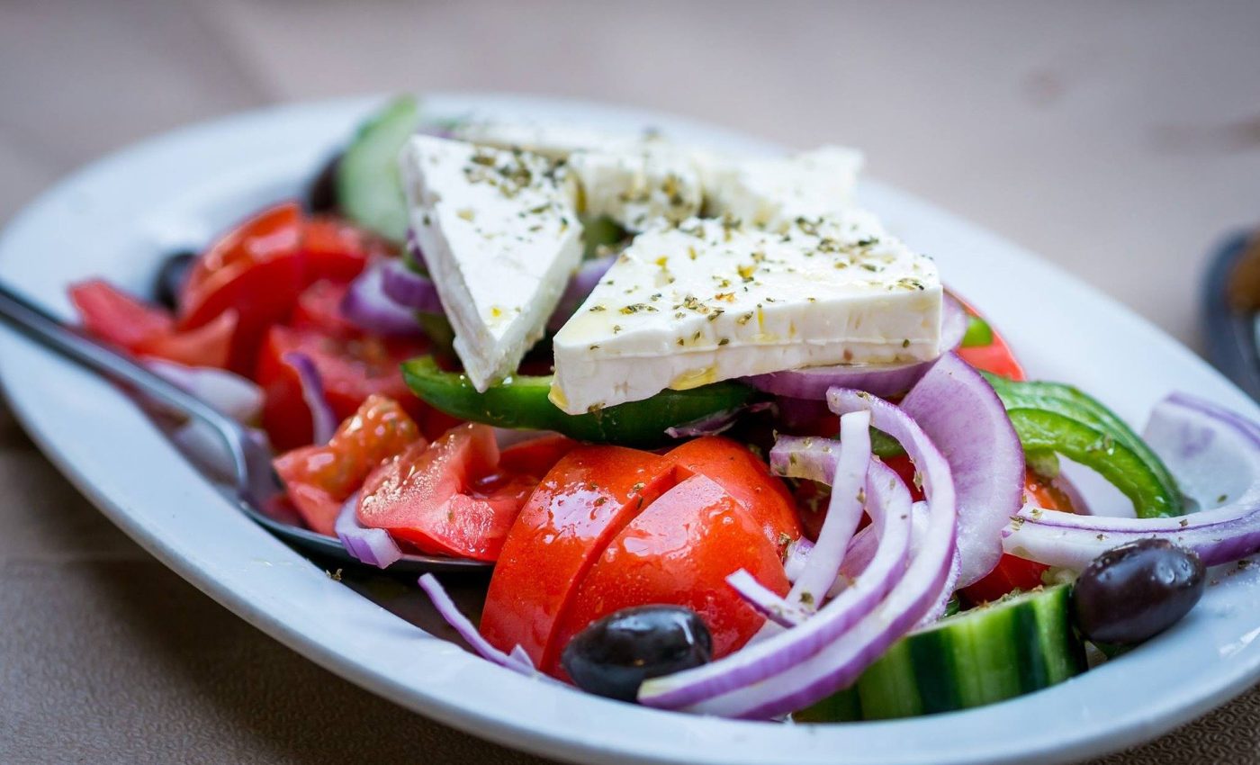 Salata greceasca cu branza feta - sfatulparintilor.ro - pixabay_com - salad-2430919_1920