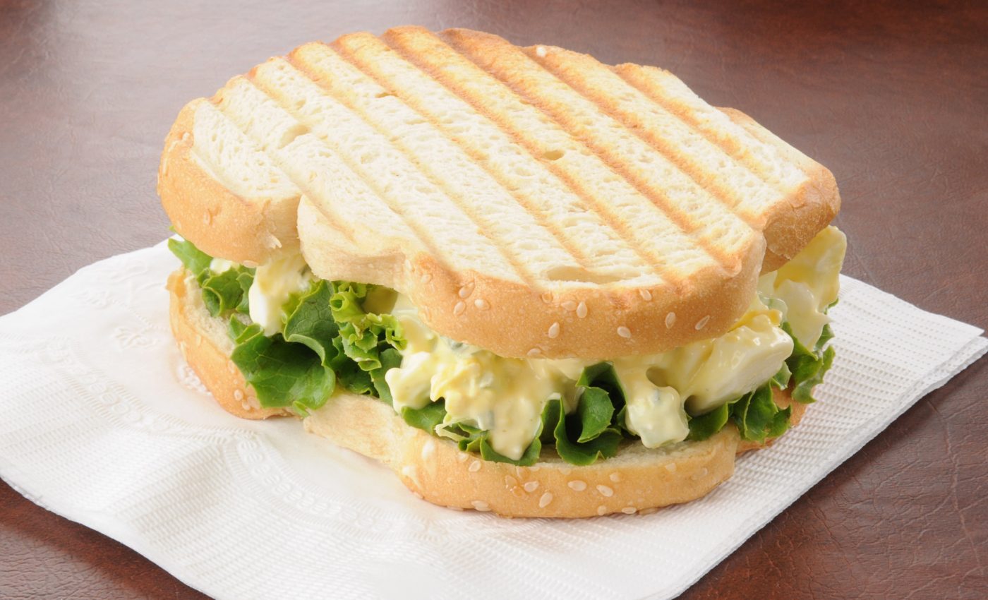 Sandwich cu salata de oua