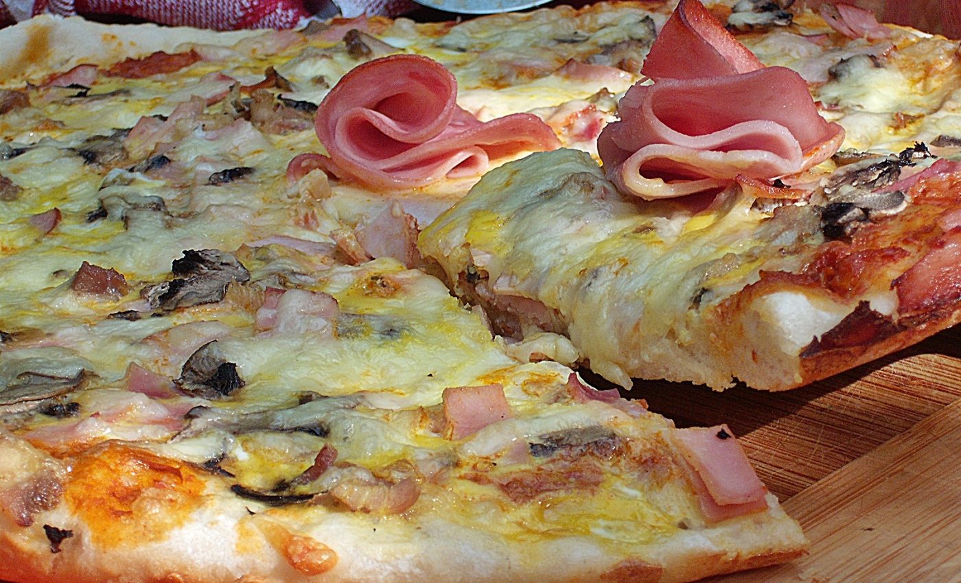 Pizza cu sunca de Praga