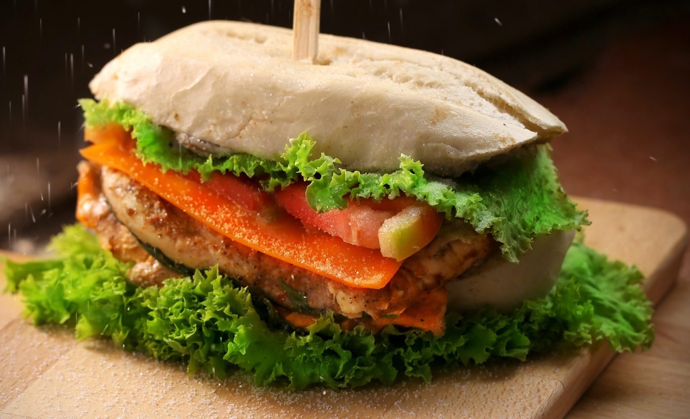 Burger cu somon si sos de avocado - sfatulparintilor.ro - pexels-rajesh-tp-1633572