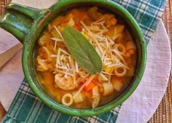 Supica de pui - sfatulparintilor.ro - pixabay_com - chicken-noodle-soup-4742070_1920