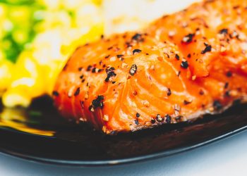 File de ton rosu cu sos de patrunjel uscat si lamaie - sfatulparintilor.ro - pixabay-com - salmon-923964_1920