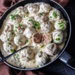 Rețetă bătrânească: Chifteluțe cu sos de smântână și tarhon