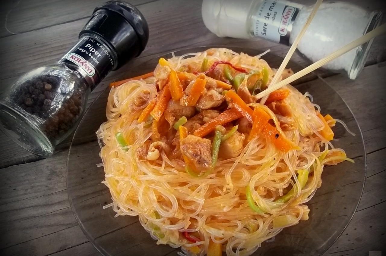 Paste chinezesti (noodles) cu pui si legume