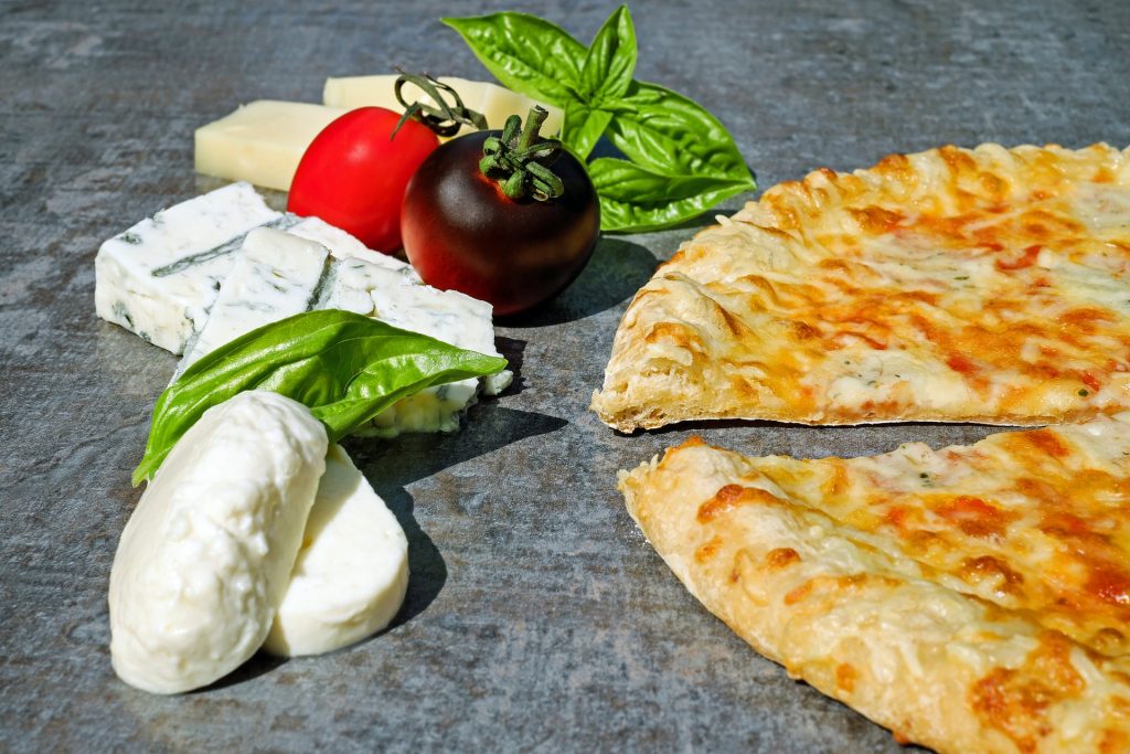 aluat pizza crocant - sfatulparintilor.ro - pixabay_com - wood-fired-pizzas-2645327_1920