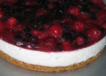 Tort de iaurt cu fructe de padure - sfatulparintilor.ro - pixabay_com - odette-1031802_1920