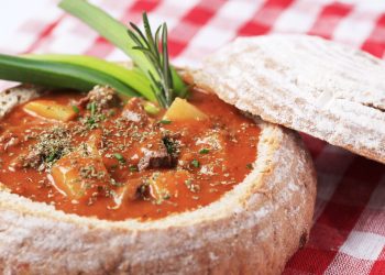 Mancarica de ciuperci sub capac de paine