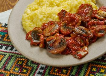 Ciuperci pe pat de mamaliga