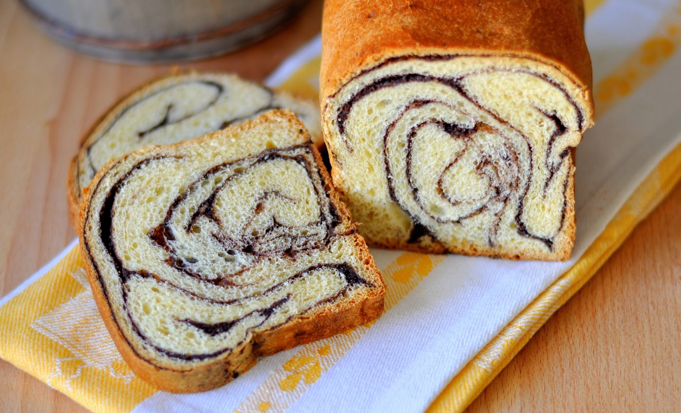 Cozonac cu mac şi stafide