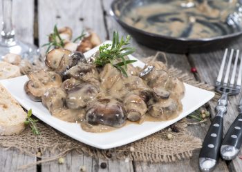 Tocăniță de ciuperci cu smântână vegetală