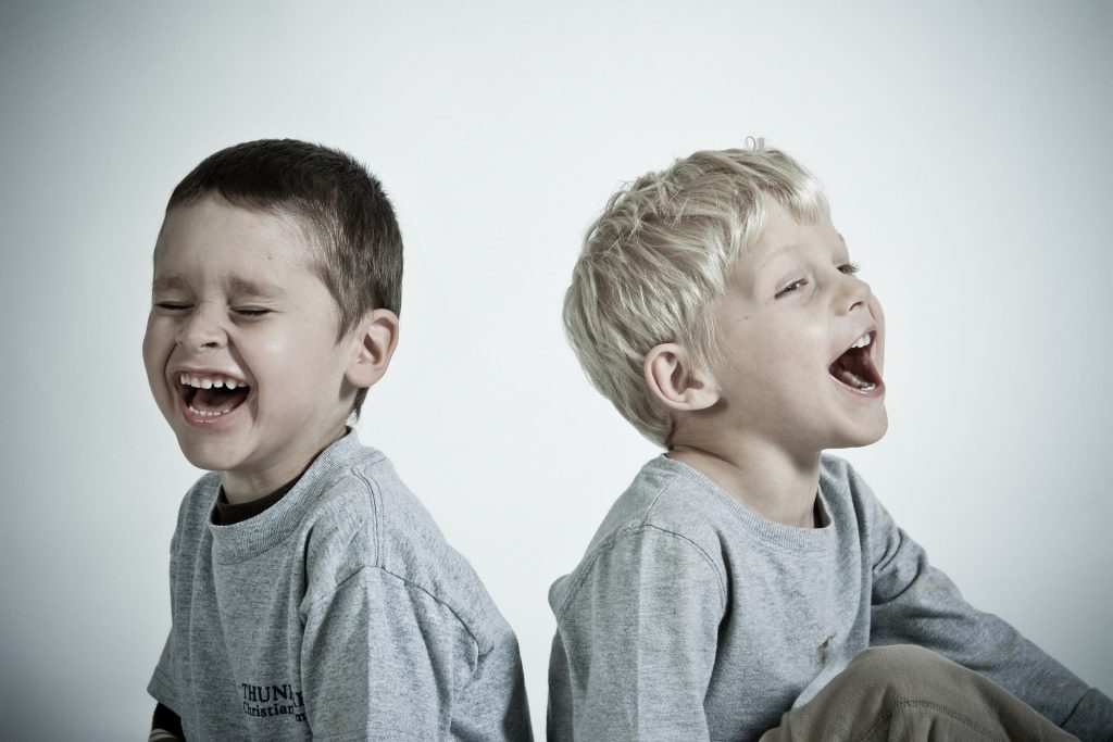 Cum arati copilului ca vorbesti serios - sfatulpairntilor.ro - pixabay_com - happy-286152_1920