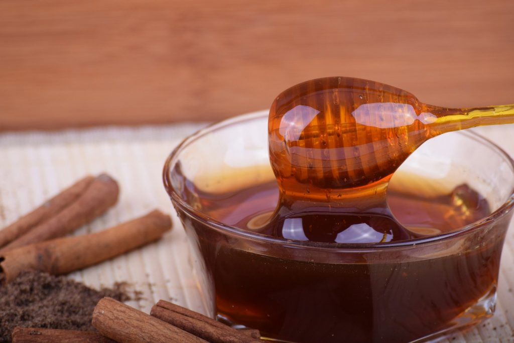 mierea cu scortisoara - sfatulparintilor.ro - pixabay-com - honey-2542952_1920