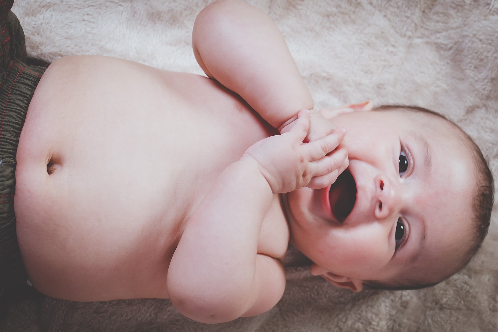 Cum sa faci masajul bebelusului - sfatulparintilor.ro - pixabay_com - baby-2692199_1920