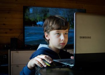 Cum sa-ti protejezi copilul de pornografia online