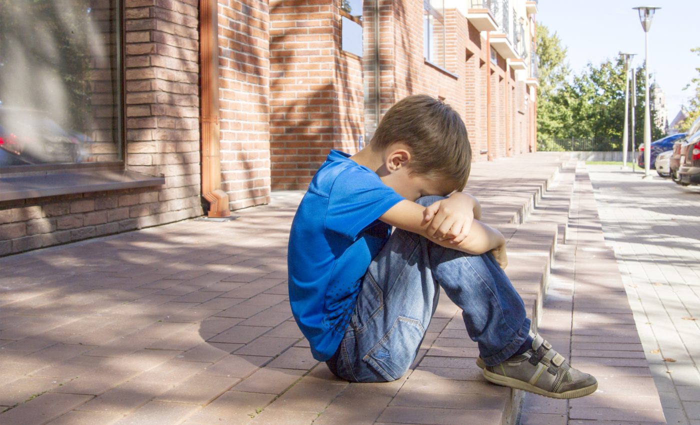 Cum să-ţi ajuţi copilul şicanat de colegi