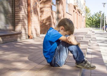 Cum să-ţi ajuţi copilul şicanat de colegi