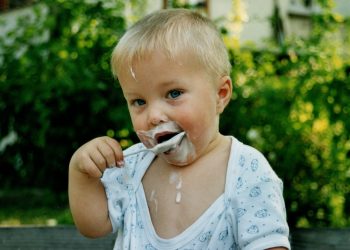 Ce trebuie să mănânce copiii mici