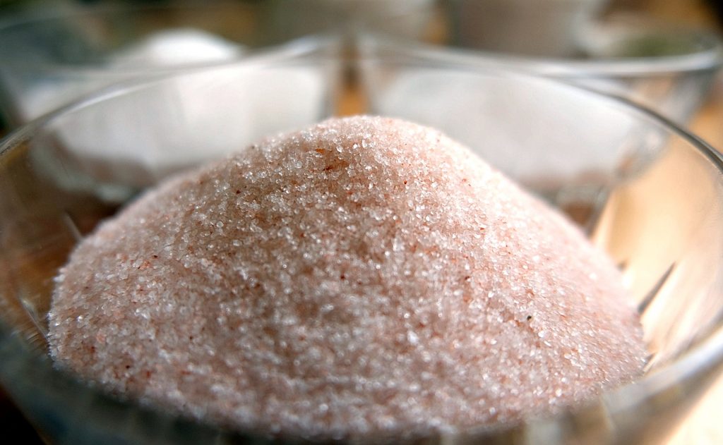 cum sa reduci excesul de sare si zahar - sfatulparintilor.ro - pixabay-com - himalayan-salt-2199823_1920