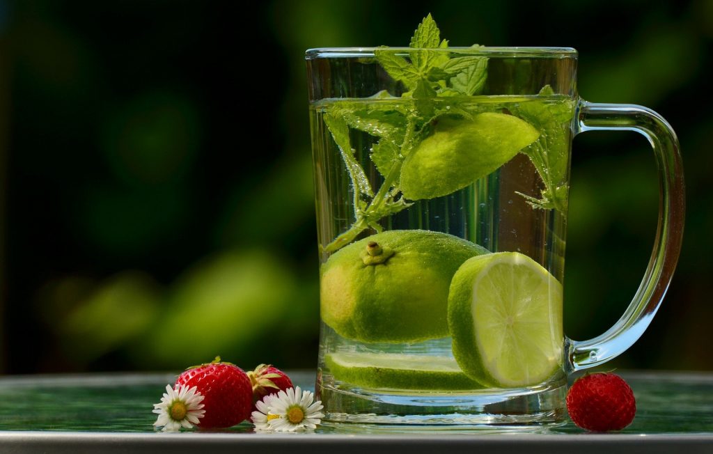 Cata apa trebuie sa bei pe zi - sfatulparintilor.ro - pixabay-com - drink-1487304_1920