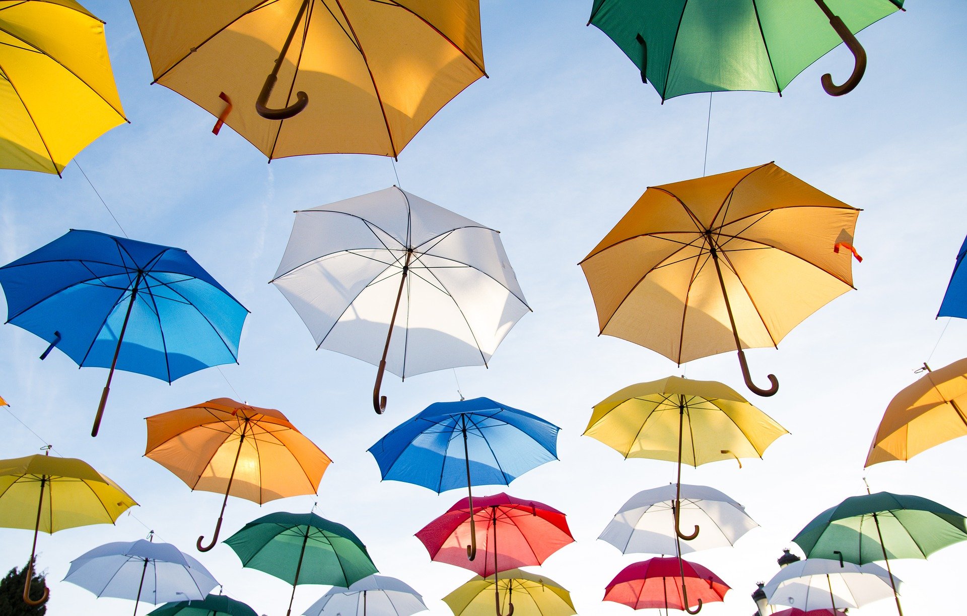 Sfaturi să rezişti caniculei - sfatulparintilor.ro - pixabay_com - umbrellas-1281751_1920