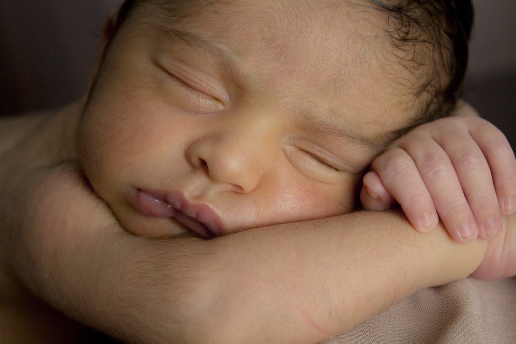 ochi lipiciosi la bebelus- sfatulparintilor.ro - pixabay_com - sleeping-1717576_1920