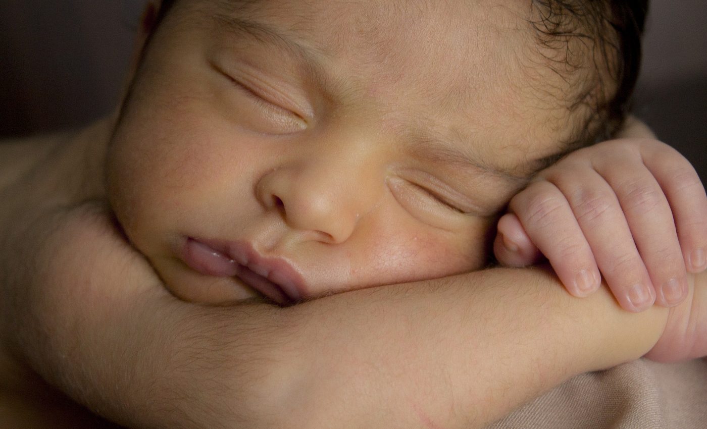 ochi lipiciosi la bebelus- sfatulparintilor.ro - pixabay_com - sleeping-1717576_1920