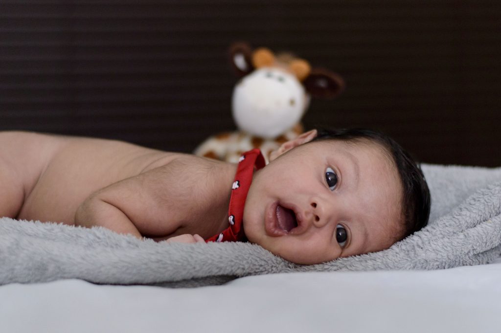 Cum iti ajuti bebelusul sa stea pe burtica- sfatulparintilor.ro - pixabay_com - chlidrens-2360630_1920