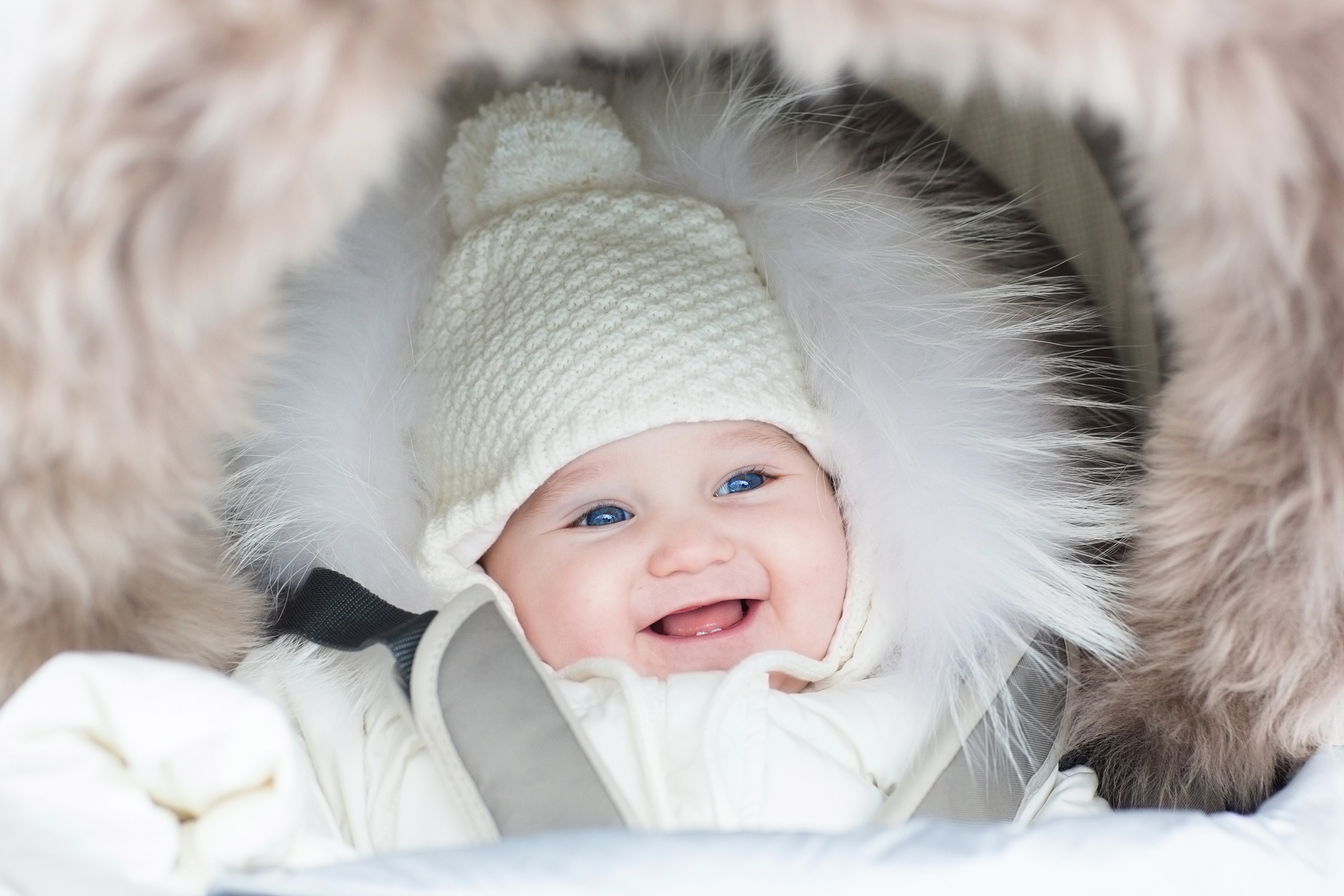 Первые прогулки с новорожденным. Зима для детей. Прогулки новорожденных. Малыш зимой. Малыш в коляске зимой.