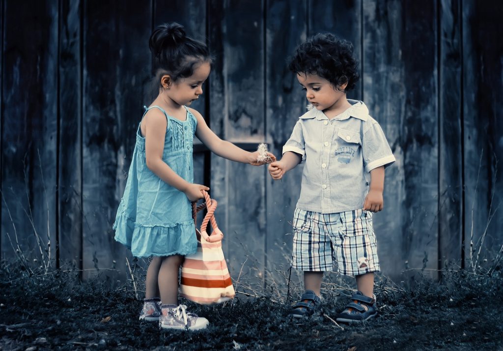 Santajul la copii - sfatulparintilor.ro - pixabay_com - siblings-817369_1920