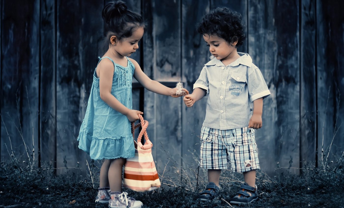 Santajul la copii - sfatulparintilor.ro - pixabay_com - siblings-817369_1920
