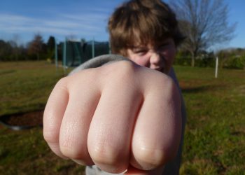 copii agresivi gradinita - sfatulparintilor.ro - pixabay_com - fist-bump-933916_1920