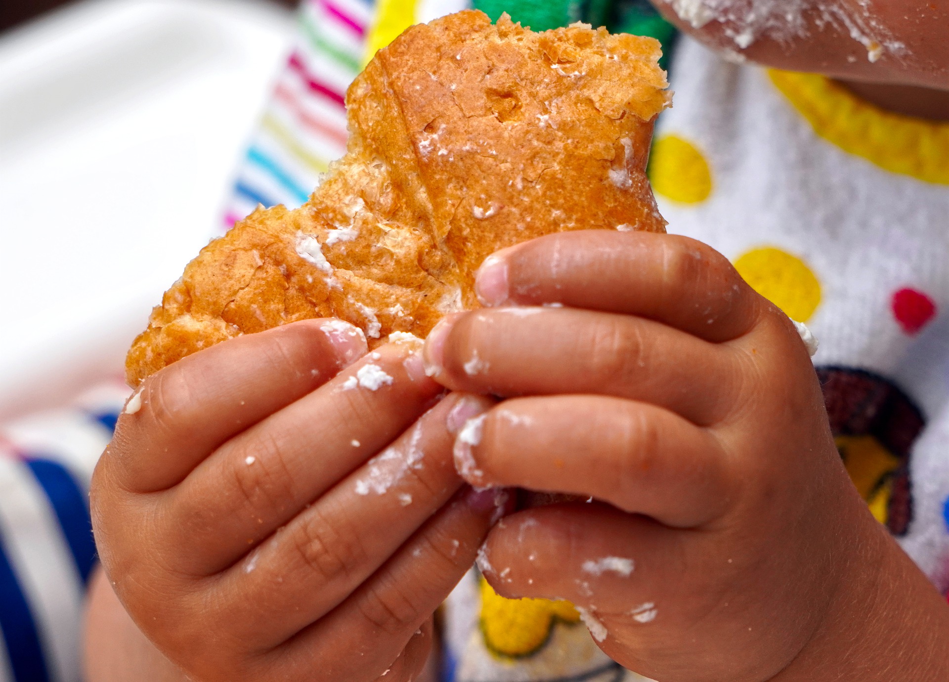 Ce ii dai sa manance bebelusului - sfatulparintilor.ro - pixabay_com - childrens-hands-4416026_1920